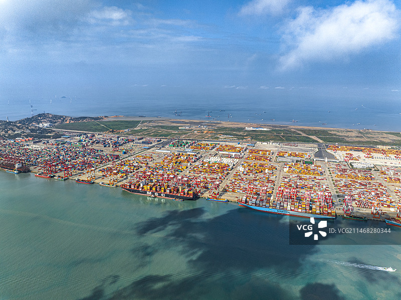 集装箱巨轮停靠在洋山深水港 上海国际航运中心 洋山港 上港集团 盛东码头 浙江嵊泗小洋山岛图片素材