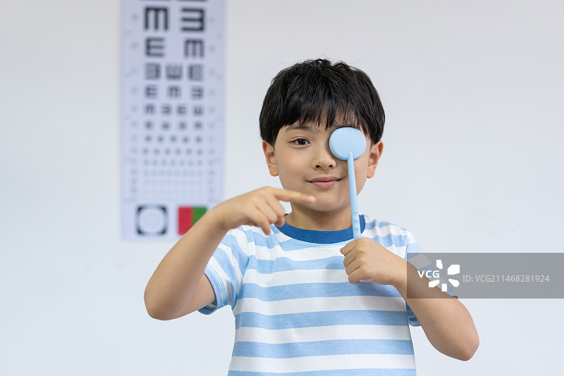小男孩检测视力图片素材