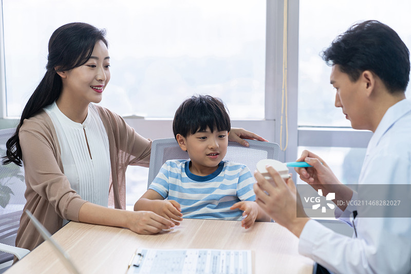 医生介绍正确刷牙方法图片素材