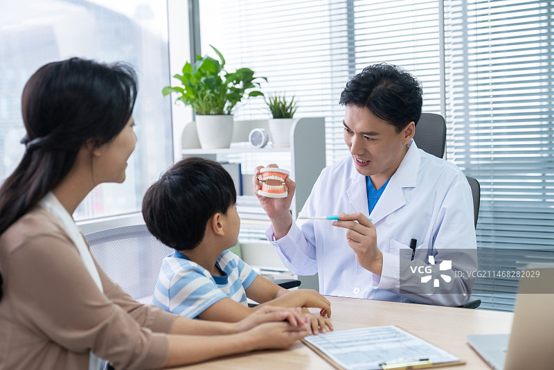 医生介绍正确刷牙方法图片素材