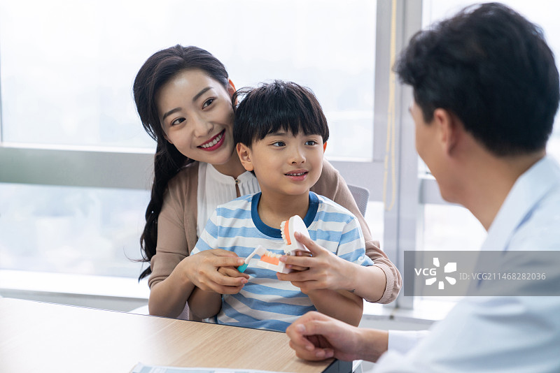 医生介绍正确刷牙方法图片素材