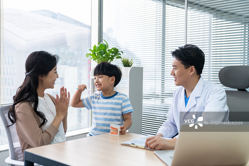 医生介绍正确刷牙方法图片素材