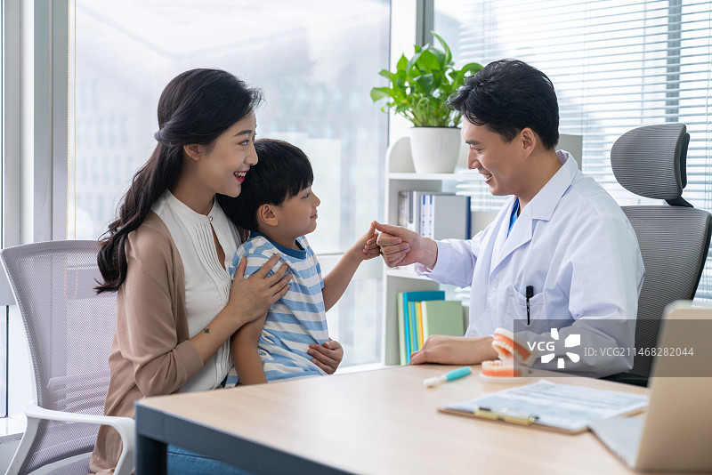 医生介绍正确刷牙方法图片素材