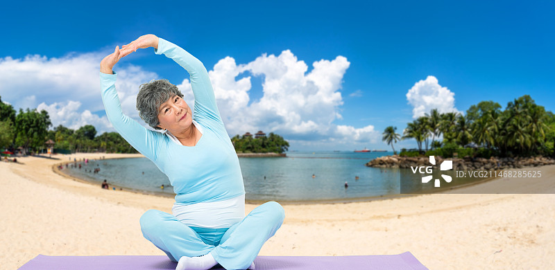 老年女人练瑜伽图片素材