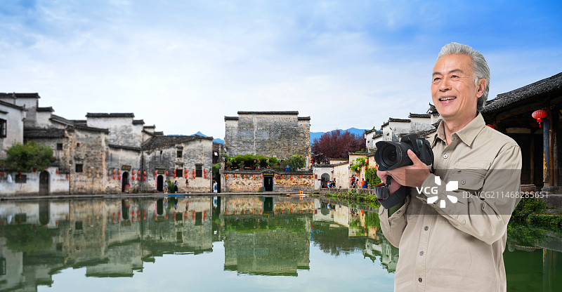 老年男人旅游拍照图片素材