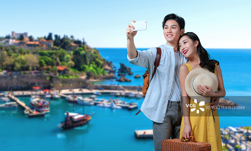 快乐的年轻情侣旅行图片素材