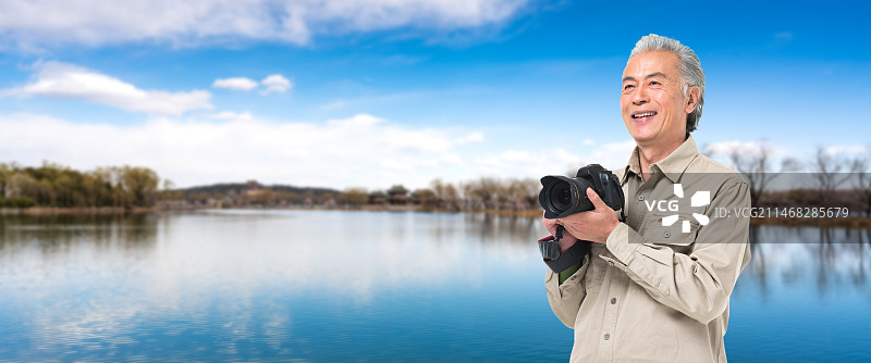 老年男人旅游拍照图片素材