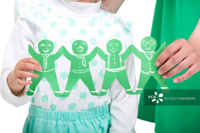 母女拿着绿色人物剪纸图片素材