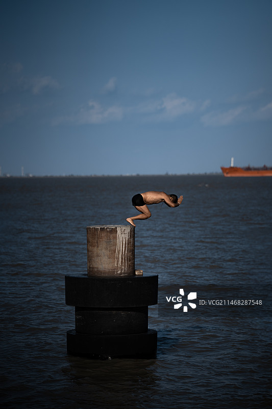 在海上码头上跳水的人图片素材