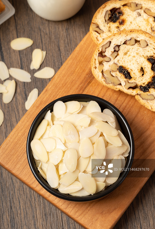 暗色木板上的扁桃仁片图片素材