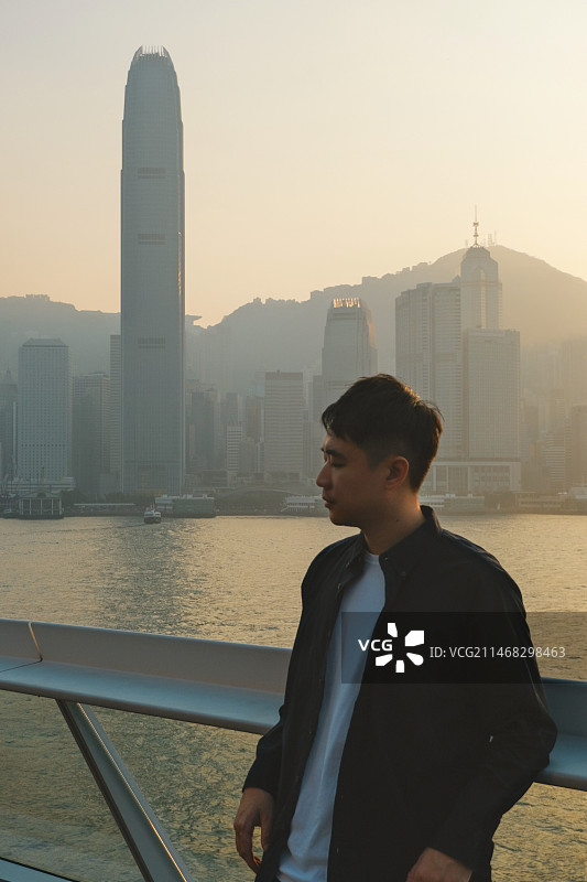 在香港海港城露台上欣赏维港海景的男子图片素材