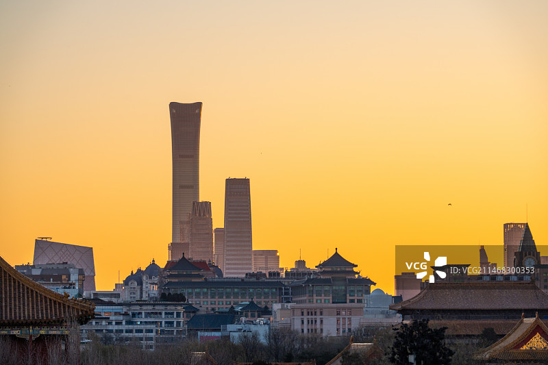 古老的故宫宫殿和北京国贸CBD北京中信银行日出朝霞和城市天际线风景图片素材
