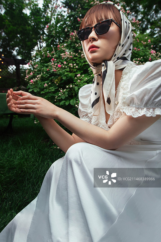 戴墨镜的年轻美女图片素材