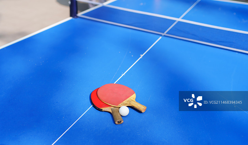乒乓球案子上的球拍和球图片素材