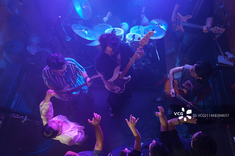 年轻乐队在舞台上表演图片素材