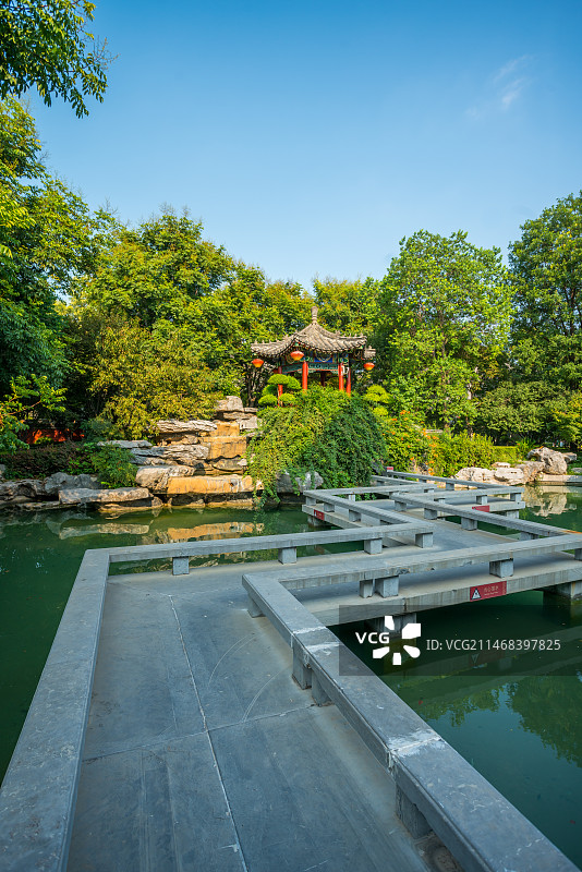 中式园林 九曲桥 绿树掩映的亭子图片素材