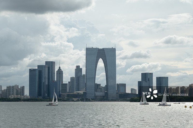 阴沉的天气的滨水城市风光图片素材