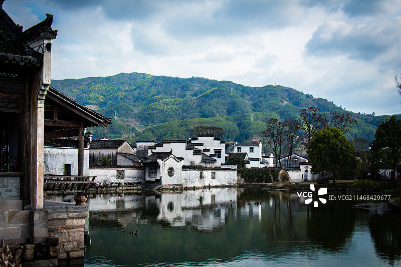 翠山下的古镇图片素材