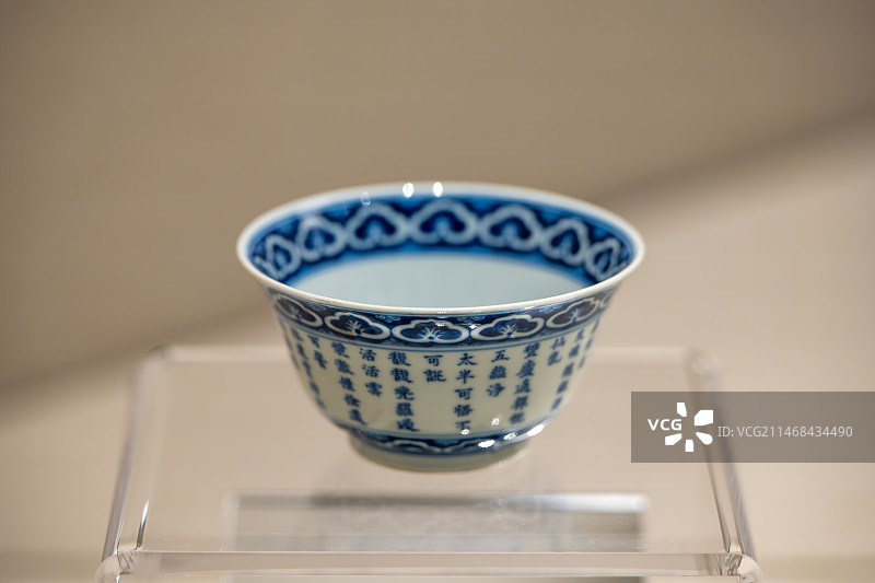 青花御制诗《三清茶》碗-清乾隆图片素材