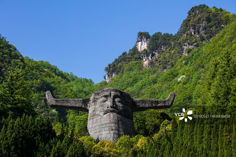 蓝天下湖北神农架神农坛，天坛上炎帝神农氏的半身像巨型雕像特写，牛角人首，双目微合，庄严肃穆图片素材