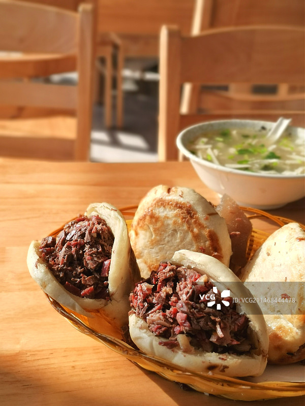 桌上的烧饼加肉图片素材