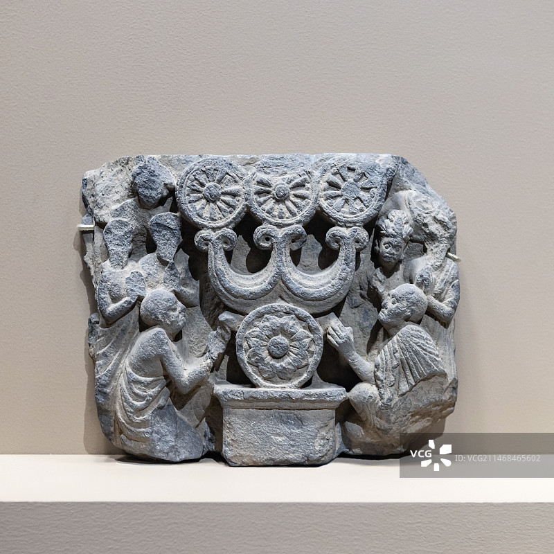 故宫譬若香山-犍陀罗艺术展-礼拜三宝-灰色片岩-2-3世纪-马尔丹地区塔库特伊巴希-白沙瓦博物馆藏图片素材