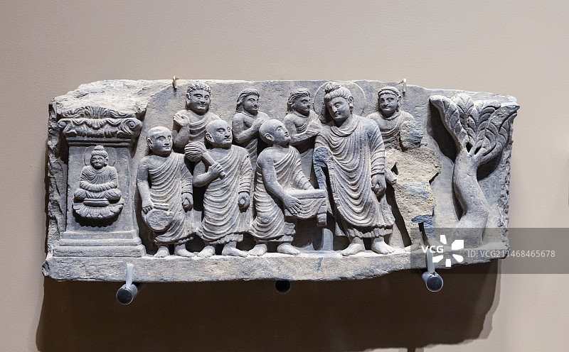 故宫譬若香山-犍陀罗艺术展-僧人为佛陀施座-片岩-3-4世纪-迪尔地区-巴基斯坦国家博物馆藏图片素材