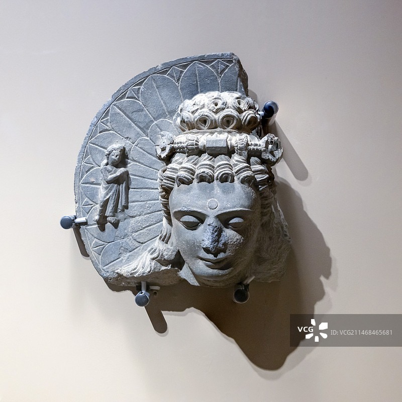 故宫譬若香山-犍陀罗艺术展-菩萨头像-灰色片岩-2-3世纪-下迪尔地区巴查雷山-迪尔博物馆藏图片素材