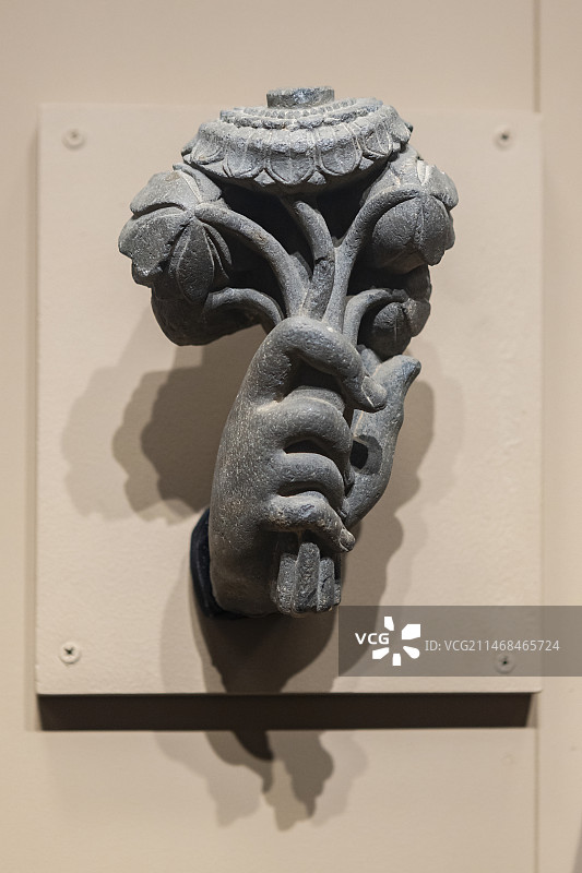 故宫譬若香山-犍陀罗艺术展-持莲花手-灰色片岩-2-3世纪-马尔丹地区沙赫里巴赫娄尔-巴基斯坦国家博物馆藏图片素材