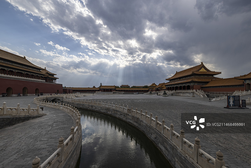 北京故宫博物院-太和门广场-乌云图片素材