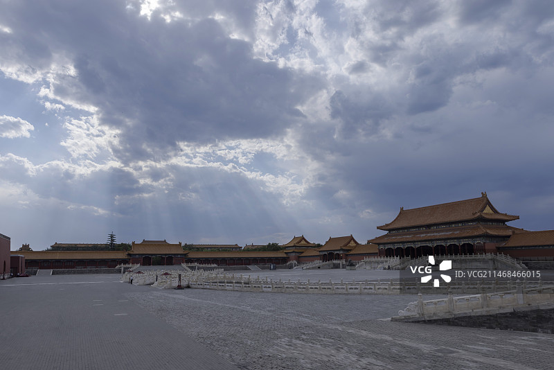 北京故宫博物院-太和门广场-乌云图片素材