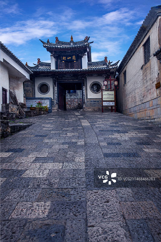 世界建筑遗产云南建水团山村民居大门图片素材