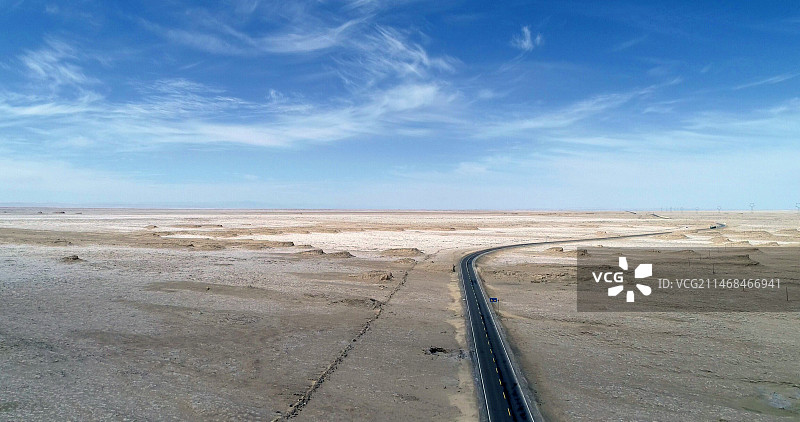 青海格尔木：无垠柴达木盐壳，网红公路G315穿越成风景线图片素材