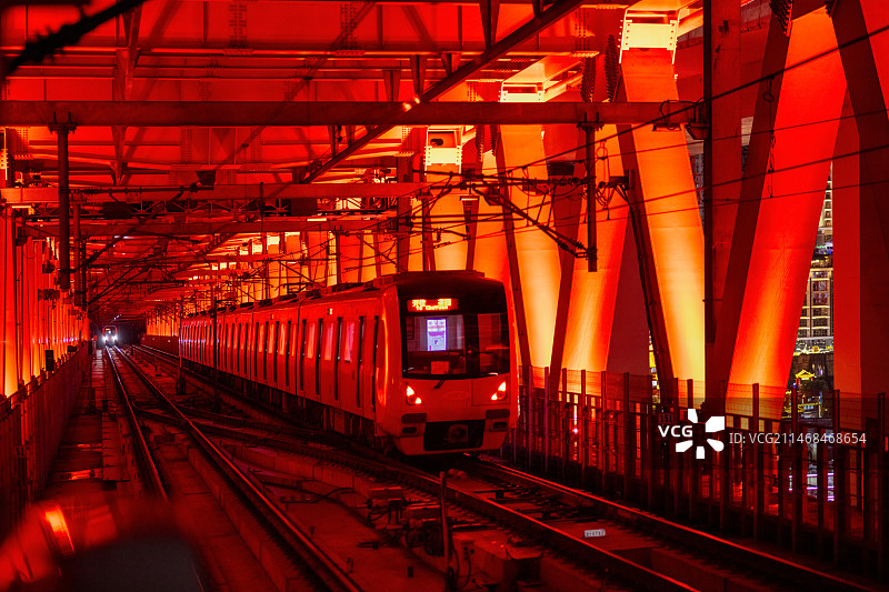 重庆城市建筑-桥上的轨道交通图片素材