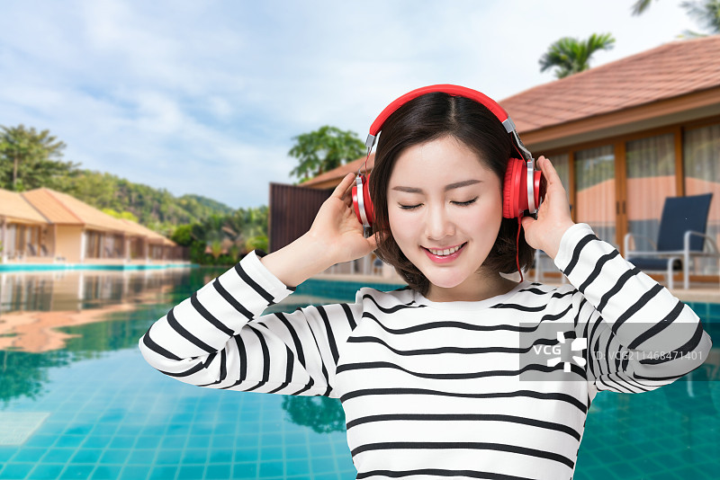 年轻女子戴着耳机图片素材