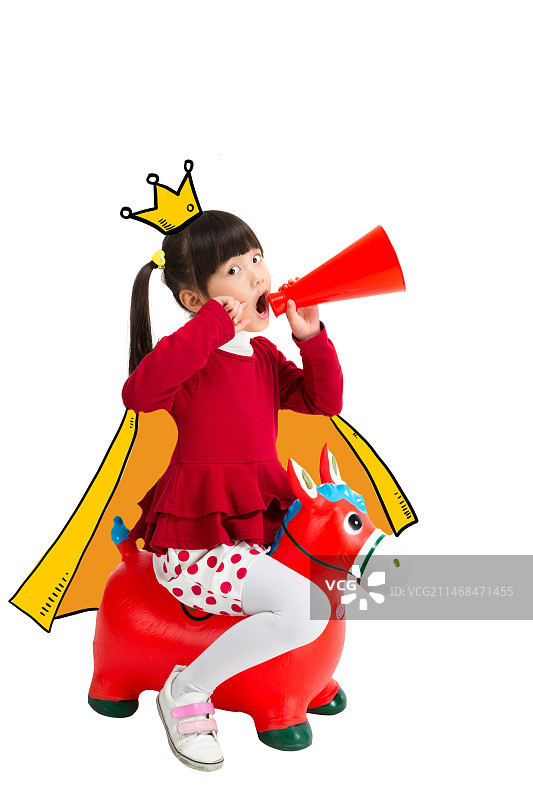 棚拍小女孩骑红色小马吹喇叭图片素材