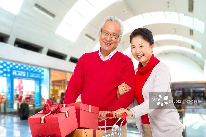 老年夫妻推着购物车图片素材