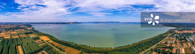 航拍山东泰安东平湖蓝天白云秋季全景图图片素材