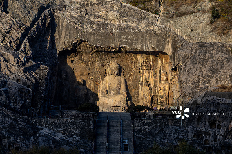 中国河南省洛阳市世界文化遗产龙门石窟卢舍那大佛光影图片素材