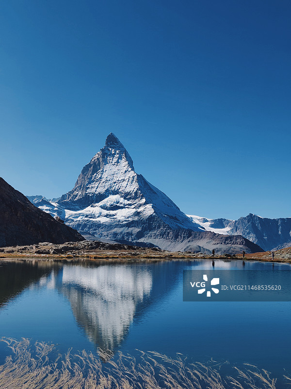 令人震撼的巨大三角形山峰，马特洪峰，蓝天映衬下的湖光山色图片素材