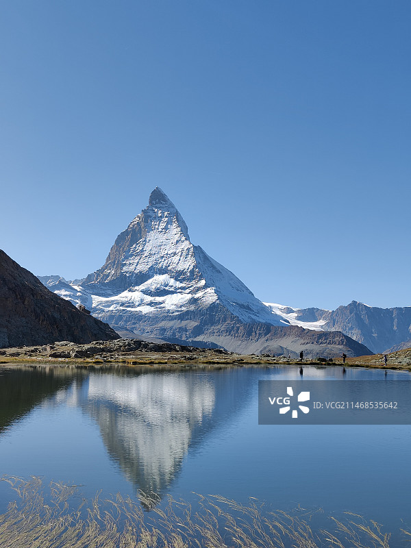 马特洪峰，震撼的的三角形山峰，蓝天映衬下的湖光山色图片素材