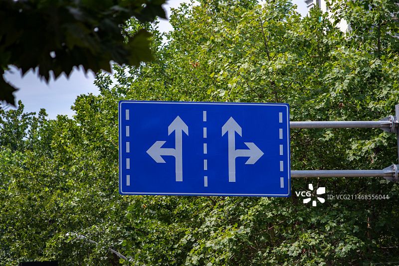 道路转向箭头标志，直行，左转，右转，选择前进方向图片素材