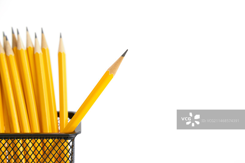 多个铅笔放在笔筒里和白色背景图片素材