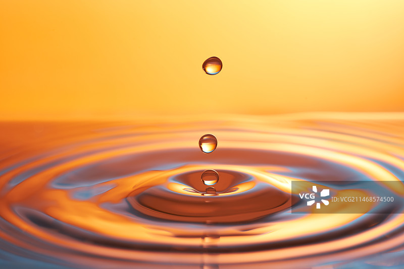 水滴和涟漪特写图片素材
