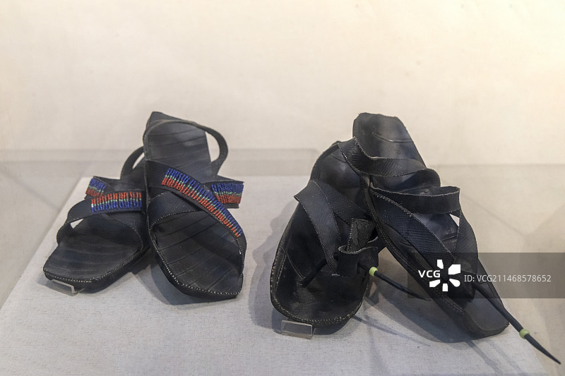 国家自然博物馆（原北京自然博物馆）神奇的非洲厅：轮胎底鞋，产地：肯尼亚、坦桑尼亚，捐赠人：贝林图片素材