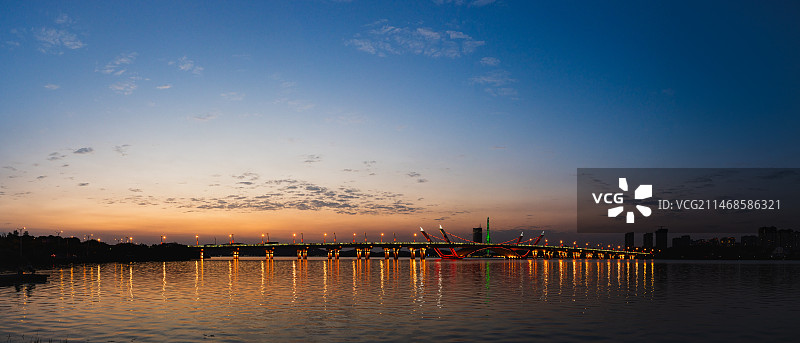 黄昏下的蠡湖大桥图片素材
