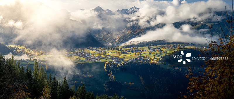 奥地利哈尔施塔特村落秋景云雾图片素材