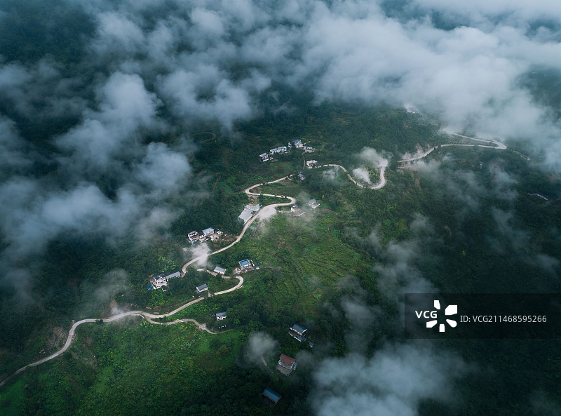 云海下的海棠山之路图片素材