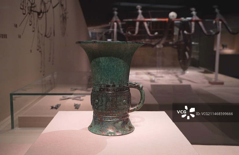 宝鸡市渭滨区博物馆藏西周“亚共庚父丁”青铜尊图片素材