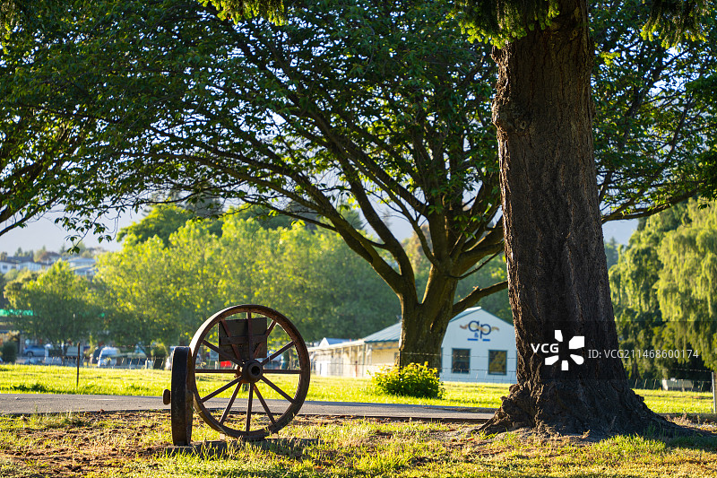 阳光下的两个古老马车轮图片素材